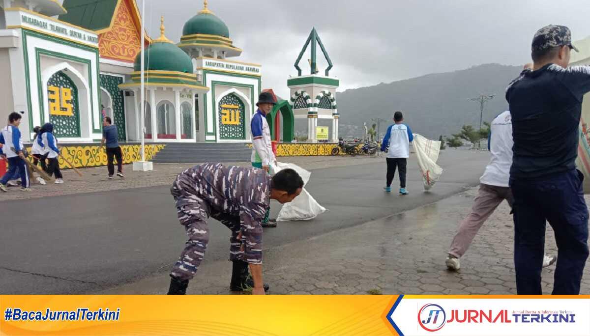 jumat berlian di tarempa Anambas, JurnalTerkini.id - Jumat Berlian di Kelurahan Tarempa Menyisir Masjid Agung Baitul Makmur, Kelurahan Tarempa, Kecamatan Siantan, Kabupaten Kepulauan Anambas, Kepulauan Riau, Jumat (10/1/2025). (JurnalTerkini.id/fendi)