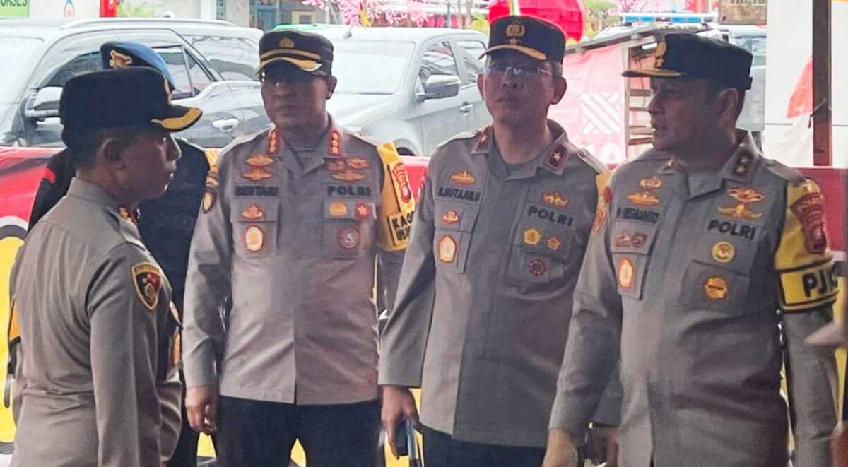kapolda kalbar pantau pos pengamanan imlek Kapolda Kalbar Irjen Pol. Pipit Rismanto memantau kesiapan 7 Pos Pengaman Imlek 2576 dan Cap Go Meh 2025 di Singkawang, pada Selasa (28/1/2025).(Foto: Humas Polda Kalbar)