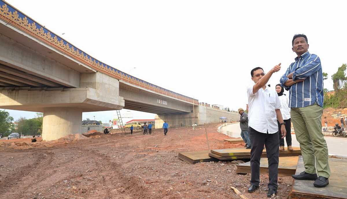 Kepala BP Batam Muhammad Rudi, melakukan peninjauan pembangunan akhir Proyek Flyover Laksamana Ladi atau Flyover Sei Ladi, Selasa (24/12/2024) sore. (foto: humasbpbatam)