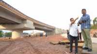 kepala bp batam tinjau fly over ladi Kepala BP Batam Muhammad Rudi, melakukan peninjauan pembangunan akhir Proyek Flyover Laksamana Ladi atau Flyover Sei Ladi, Selasa (24/12/2024) sore. (foto: humasbpbatam)