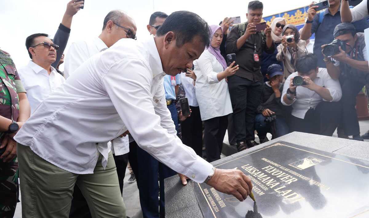 Kepala Badan Pengusahaan (BP) Batam, Muhammad Rudi menandatangani peresmian Flyover Laksamana Ladi sebagai upaya mengurai kemacetan arus kendaraan yang kerap terjadi dari depan Pura Agung - UIB, Selasa (31/12/2024). (foto: humasbpbatam)