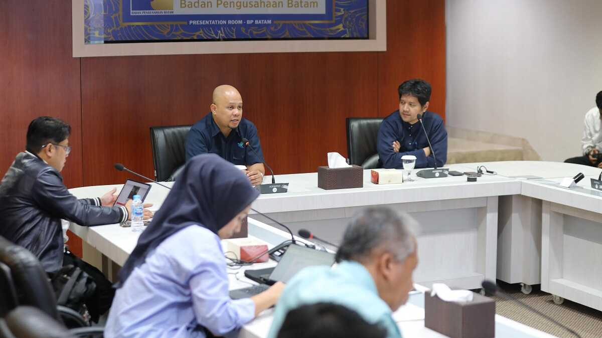 oleh Direktur Pelayanan Lalu Lintas Barang dan Penanaman Modal BP Batam, Surya Kurniawan Suhairi menerima kunjungan Direktur Pengembangan Pasar dan Informasi Ekspor Kementerian Perdagangan (Kemendag), Arief Wibisono pada Selasa (17/12/2024) di Marketing Centre. (foto: humasbpbatam)