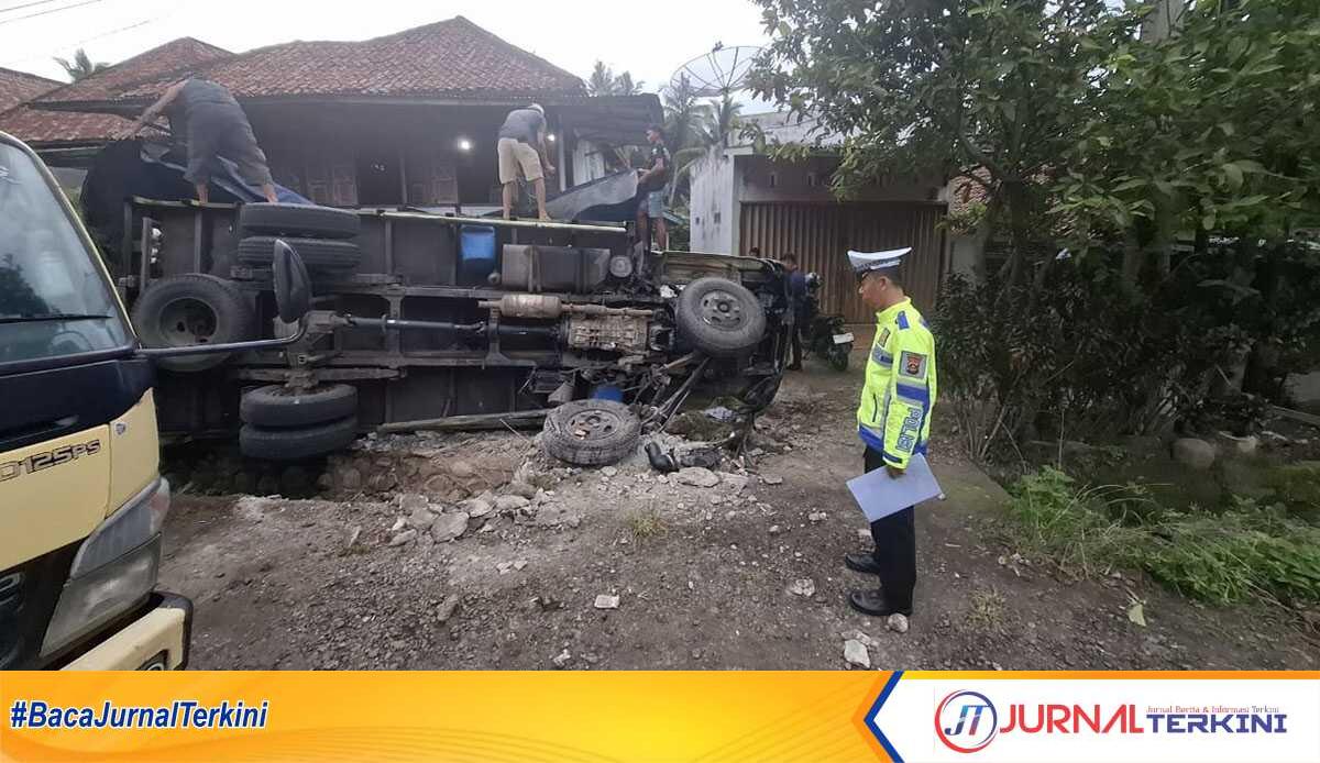 Satuan Lalulintas (Satlantas) Polres Musi Rawas olah Tempat Kejadian Perkara (TKP) kecelakaan truk Hino di Jalan Lintas Sumatera tepatnya di Desa Suro, Kecamatan Muara Beliti, Kabupaten Mura, sekitar pukul 04.30 WIB, Selasa (14/1/2025). (JurnalTerkini.id/alam budi kesuma)