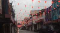 lampion imlek di Karimun Lampion Imlek mulai bergantung di atas ruas jalan di Kecamatan Meral, Kabupaten Karimun, Kepulauan Riau, (19/1/2025). (JurnalTerkini.id/rusdi)