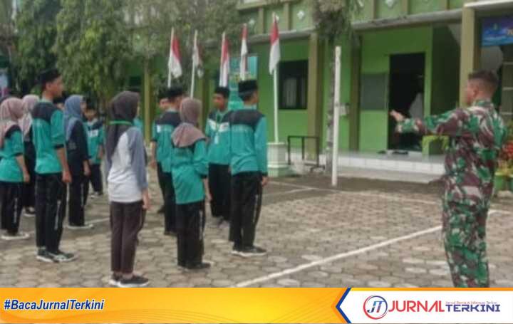 latihan pbb babinsa Anggota Koramil 07/Gajah Jajaran Kodim 0716/Demak Koptu Joko Mulyono juga melaksanakan kegiatan Binaan Ketahanan wilayah (Bintahwil) dengan cara memberikan Pelajaran Peraturan Baris Berbaris (PBB), pada siswa-siswi MTS Al - Irsyad di Desa Gajah Kecamatan Gajah, Kamis (23/01/2025). (JurnalTerkini.id/Ponco)