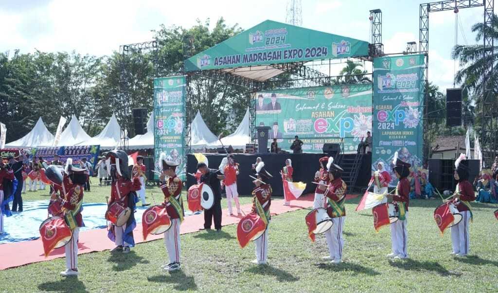 Staf Ahli Bidang Hukum dan Politik M. Yusuf Lubis, SH, M. Si membuka Asahan Madrasah Expo 2024 di Lapangan Hokky Kisaran, Senin (16/12/2024). (Foto: Diskominfo Asahan)