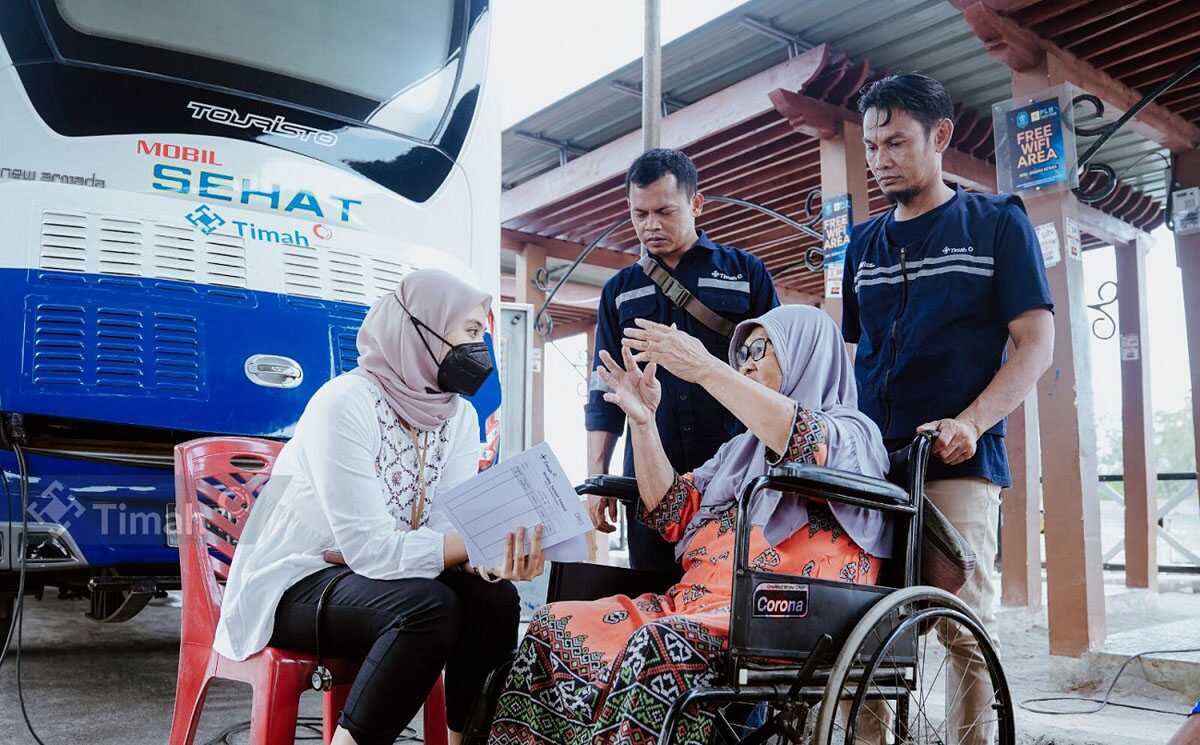 Seorang warga mendapatkan pemeriksaan kesehatan gratis lewat program Mobil Sehat PT Timah. (timah)