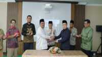 mou bsp umri Penandatanganan Memorandum of Understanding (MoU) antara PT. Bumi Siak Pusako (BSP) dan Universitas Muhammadiyah Riau (UMRI) terkait program bantuan dana pendidikan di Kantor BSP Gedung Surya Dumai Lt.6 Pekanbaru dan dihadiri oleh jajaran direksi PT. BSP, pimpinan UMRI, serta sejumlah pejabat Pemerintah Kabupaten Kampar, Jumat (24/1/2025). (JurnalTerkini.id/canggih)