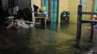 pasang air laut di anambas Rumah-rumah warga di Desa Mampok Kecamatan Jemaja Kabupaten Kepulauan Anambas terendam pasang air laut atau banjir rob, Sabtu (11/1/2025) malam. (JurnalTerkini.id/fendi)