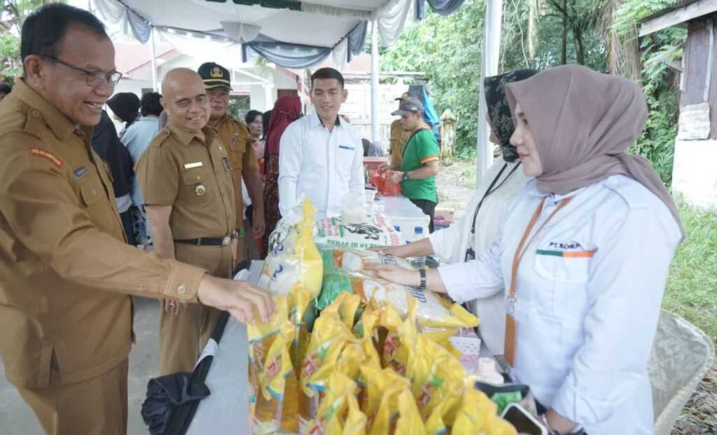 pasar reguler dan khusus Asahan Asisten Bidang Perekonomian dan Pembangunan Ir Oktoni Eriyanto MM membuka Operasi Pasar Reguler dan Pasar Khusus yang berdampak dalam satu Kabupaten Asahan di Kantor Kelurahan Lestari, Senin (09/12/2024). (Foto: Diskominfo Asahan)