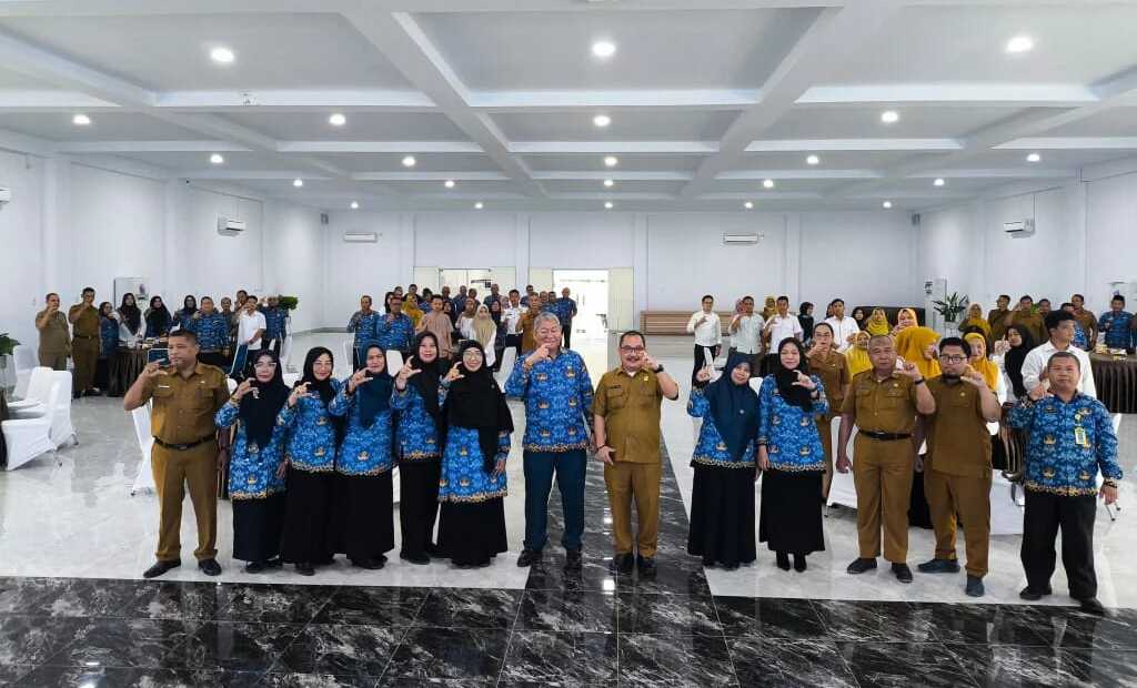 Sekretaris Daerah Kabupaten Asahan secara resmi membuka kegiatan Pertemuan Pejabat Pengelola Informasi dan Dokumentasi (PPID) Kabupaten Asahan Tahun 2024, Selasa (17/12/2024). (Foto: Diskominfo Asahan)