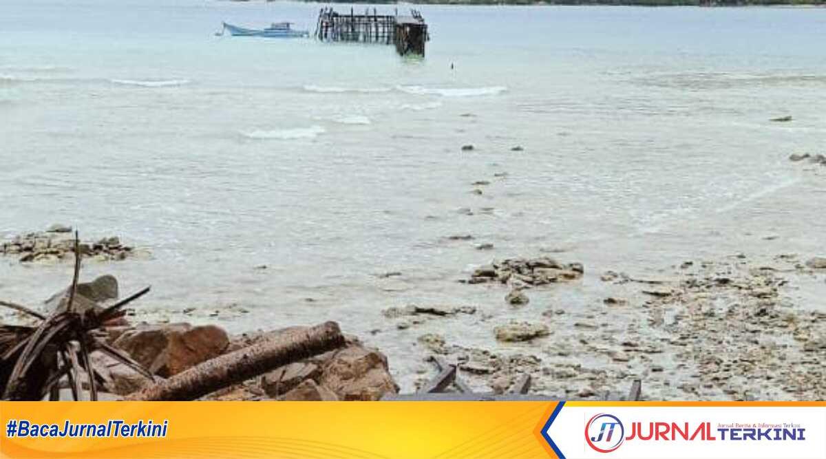 Pelabuhan kayu di Dusun Dua Pulau Darak, Desa Air Biru, Kecamatan Jemaja, Kabupaten Kepulauan Anambas, Kepulauan Riau putus dihantam ombak, Senin (13/1/2025). (JurnalTerkini.id/fendi)