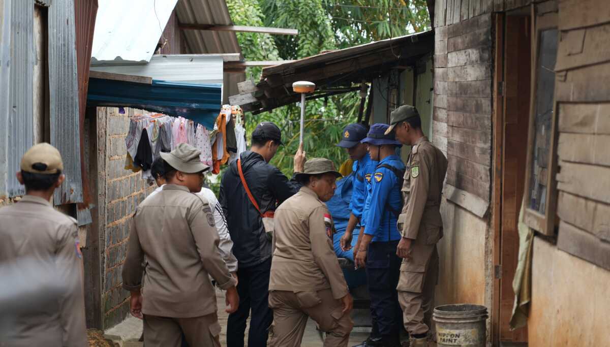 pelebaran jalan Batam Badan Pengusahaan (BP) Batam melakukan pengukuran dan pendataan terhadap warga terdampak pelebaran jalan dari Pelabuhan Batu Ampar-Kampung Seraya (Jalan Kuda Laut-Prambanan-Majapahit), Selasa (21/1/2025). (Foto: humasbpbatam)