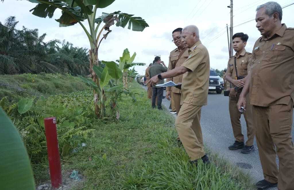 Bupati Asahan H. Surya, B.Sc bersama Sekretaris Daerah Kabupaten Asahan Drs. Zainal Aripin Sinaga, MH meninjau lahan lokasi rencana pembangunan Lembaga Permasyarakatan (Lapas) di Desa Pasar Lembu Kecamatan Air Joman, Senin (16/12/2024). (Foto: Diskominfo Asahan)