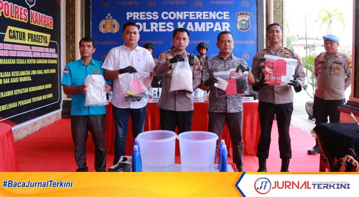 Polres Kampar memusnahkan barang bukti narkoba jenis sabu-sabu sebanyak 3,4 kg dan 181 butir pil ekstasi di halaman Mapolres Kampar, Jumat (31/01/2025). (JurnalTerkini.id/canggih)