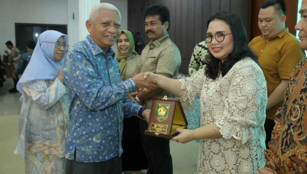 Bupati Asahan menggelar pisah sambut Ketua Pengadilan Negeri (PN) Kisaran Halida Rahardhini kepada Yanti Suryani bertempat di pendopo Rumah Dinas Bupati Asahan, Jumat (20/12/2024) malam. (Foto: Diskominfo Asahan)