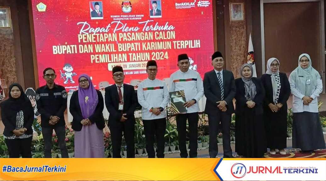 pleno penetapan bupati karimun terpilih Jajaran KPU Karimun dan Bawaslu setempat berpose bersama Iskandarsyah dan Rocky Marciano Bawole yang ditetapkan Bupati dan Wakil Bupati Karimun terpilih dalam rapat pleno di Gedung Nilam Sari, Kantor Bupati Karimun, Kamis (9/1/2025). (JurnalTerkini.id/edy kencana)