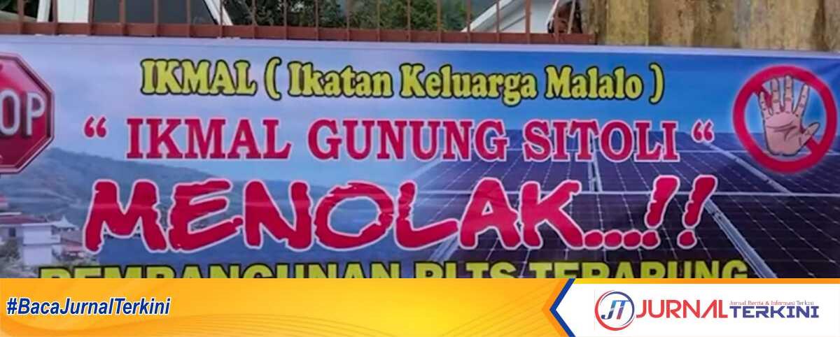 plts terapung di singkarak Spanduk Penolakan Pembangunan PLTS Danau pada acara sosialisasi, Rabu (15/1/2024). (JurnalTerkini.id/diona)