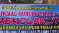 plts terapung di singkarak Spanduk Penolakan Pembangunan PLTS Danau pada acara sosialisasi, Rabu (15/1/2024). (JurnalTerkini.id/diona)