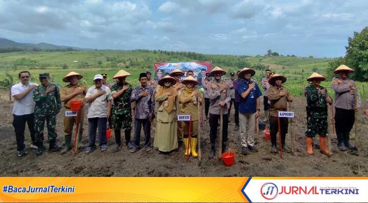 Polres Demak bersama instansi terkait menanam jagung di Desa Wonosekar, Kecamatan Karangawen, Kabupaten Demak, Selasa (21/01/2025). (JurnalTerkini.id/Ponco Harsabdo)