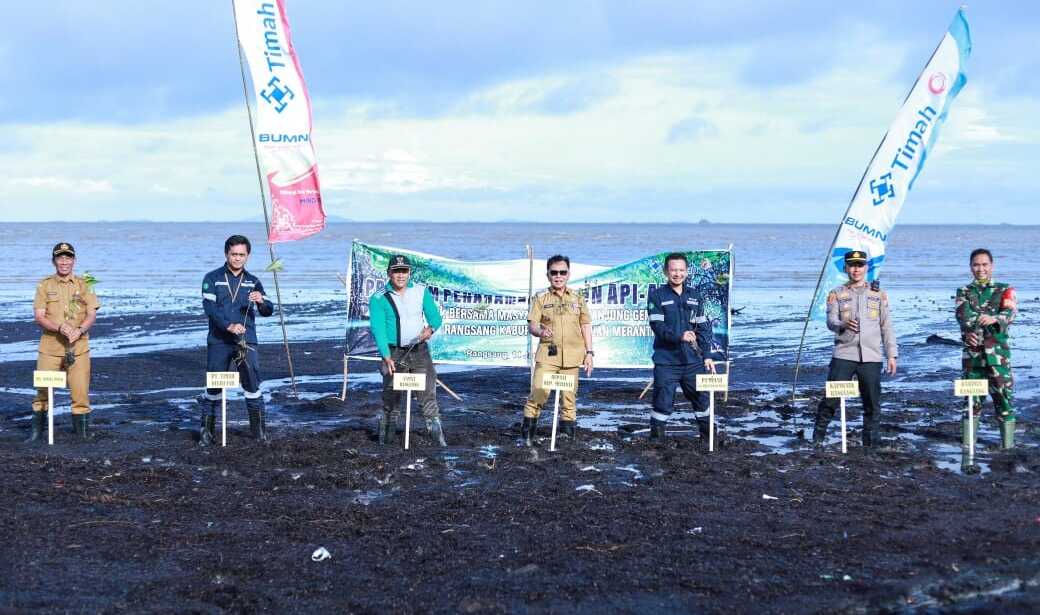 pt timah tanam mangrove di meranti PT Timah Tbk Head Area Kundur bersama Plt Bupati Kepulauan Meranti Asmar menanam ribuan mangrove di Pantai Sesai Party Beach, Desa Tanjung Gemuk, Kecamatan Rangsang, Kabupaten Kepulauan Meranti, Provinsi Riau pada Selasa (14/1/2025). (Timah)