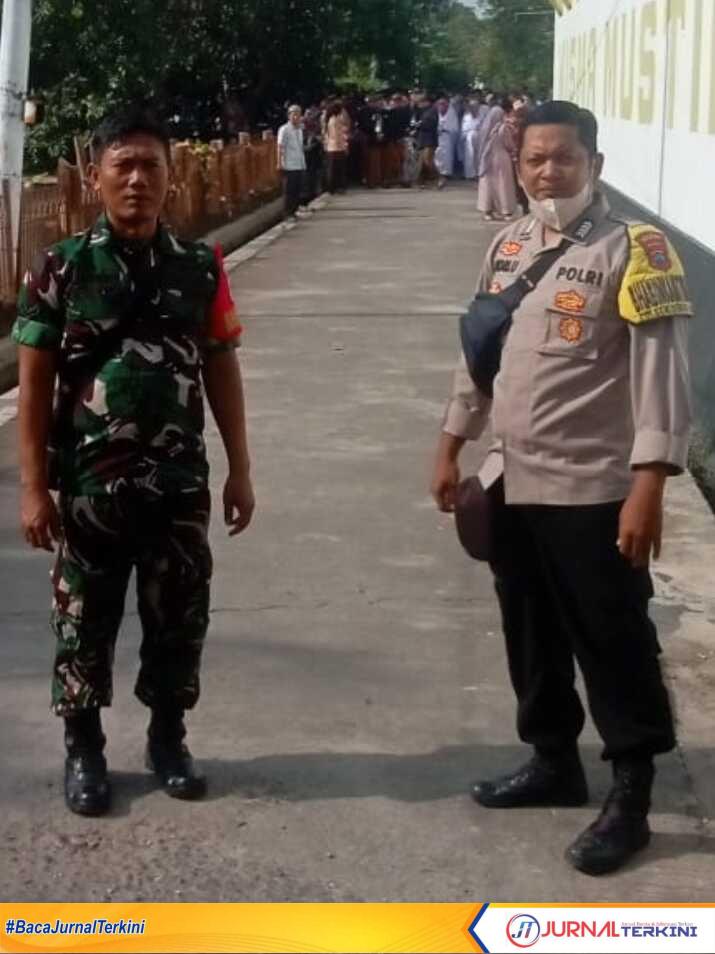 Polsek Demak Kota bersama dengan Koramil Demak melakukan pengamanan di Pendopo Notobratan Kasepuhan Kelurahan Kadilangu Demak, Minggu (26/01/2025). (JurnalTerkini.id/Ponco)