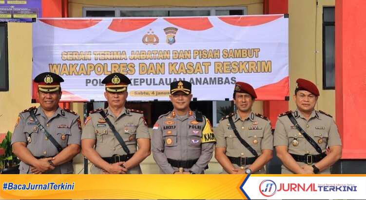 Kapolres Kepulauan Anambas berpose bersama pejabat Wakapolres dan Kasat Reskrim yang baru maupun yang lama usai sertijab di Mapolres Kepulauan Anambas, Sabtu (4/1/2025). (JurnalTerkini.id/Fendi)