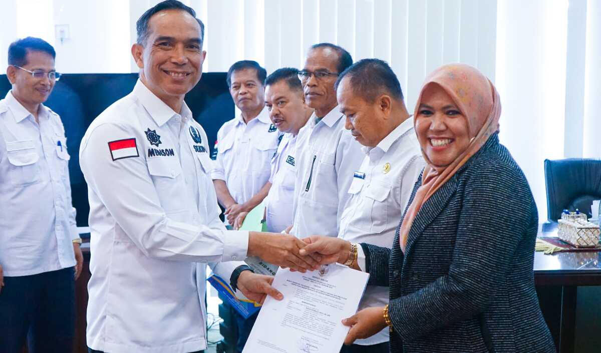 Sekda Kab. Solok Medison menyerahkan SK Plt Kepala Bapenda Kab. Solok, Rabu (22/1/2025). (Foto DiskominfokabSolok).