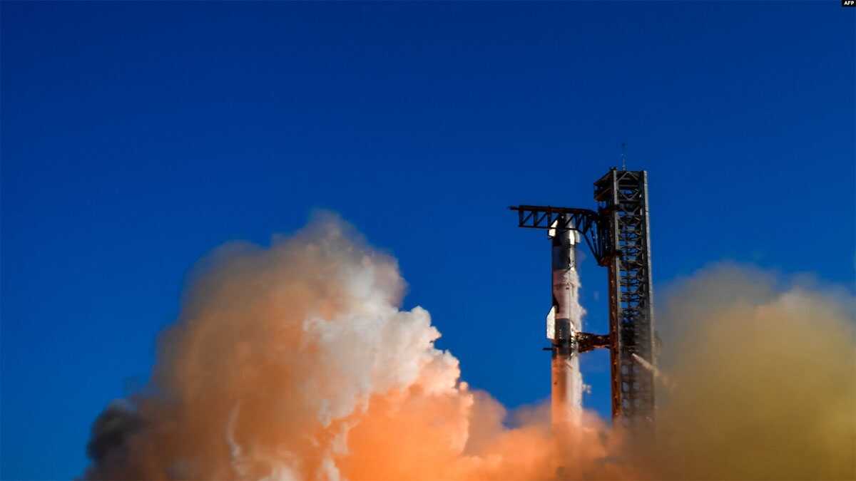starship spaceX-1 Wahana ruang angkasa Starship lepas landas untuk uji coba ke-enam dari Starbase di Boca Chica, Texas, 19 November 2024. (Foto: Chandan Khanna/AFP)