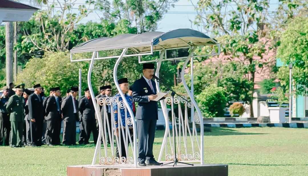 Pjs Bupati Bengkulu Selatan Sisardi, S.Pd, MM menjadi inspektur upacara pada peringatan Hari Sumpah Pemuda ke-96 di Lapangan Kantor Bupati Bengkulu Selatan, Senin (28/10/2024). (Foto: Diskominfo Bengkulu Selatan)
