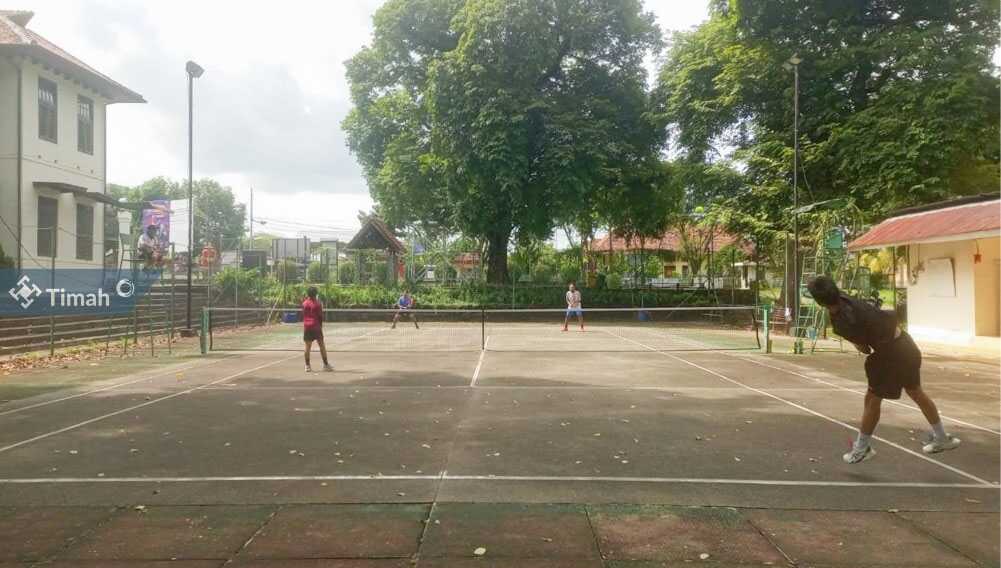 PT Timah menyediakan lapangan tenis di kawasan Museum Timah Indonesia Mentok, Bangka Barat, Provinsi Kepulauan Bangka Belitung terbuka untuk masyarakat berlatih. (timah)