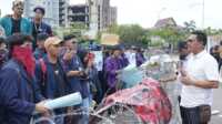 unjuk rasa psn rempang di bp batam Direktur Pelayanan Terpadu Satu Pintu BP Batam, Harlas Buana menemui puluhan mahasiswa yang menggelar aksi unjuk rasa terkait PSN Rempang Eco-City di gerbang masuk BP Batam, Senin (23/12/2024). (foto: humasbpbatam)