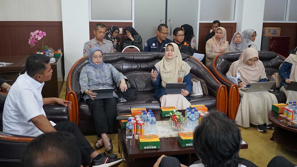Jon Firman Pandu sambut kedatangan Dewan Pengawas BPJS Kesehatan, Kamis (9/1/2025). (foto: diskominfosolok)