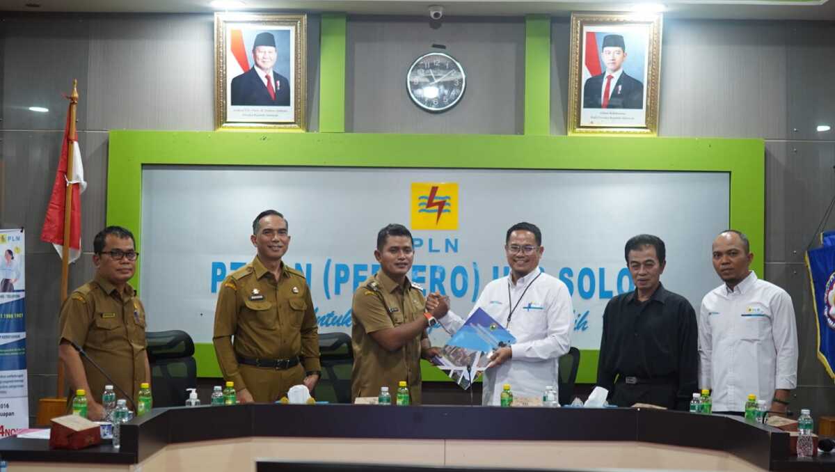 Wabup Jon Firman Pandu Kunjungi PLN Cabang Solok, Sinergitas untuk Percepatan Pemenuhan Kebutuhan Listrik Masyarakat, Senin (13/1/2025). (Foto : DiskominfokabSolok)