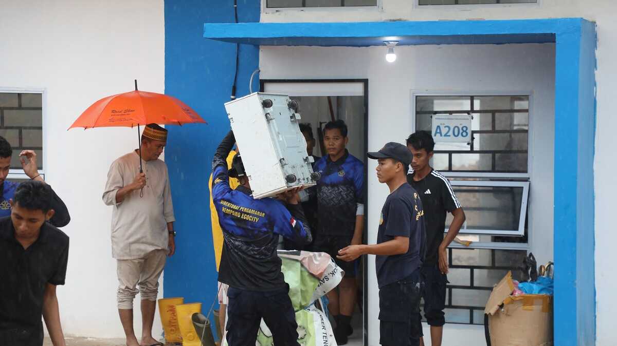 Badan Pengushaan (BP) Batam kembali memfasilitasi pergeseran terhadap 6 Kepala Keluarga (KK) yang terdampak pembangunan Rempang Eco-City dari hunian sementara ke rumah baru di Kawasan Tanjung Banon, Jumat (10/1/2025). (foto: humasbpbatam)
