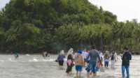 Kunjungan Wisatawan saat liburan di pantai Kota Padang. (JurnalTerkini.id/Amryan)