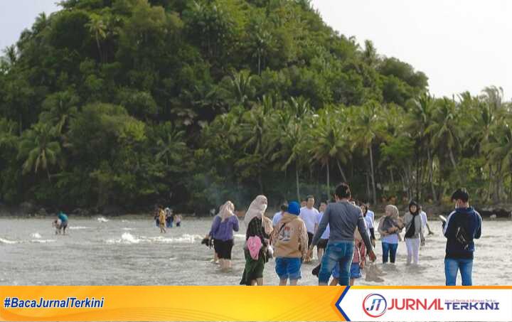 wisatawan imlek di padang Kunjungan Wisatawan saat liburan di pantai Kota Padang. (JurnalTerkini.id/Amryan)
