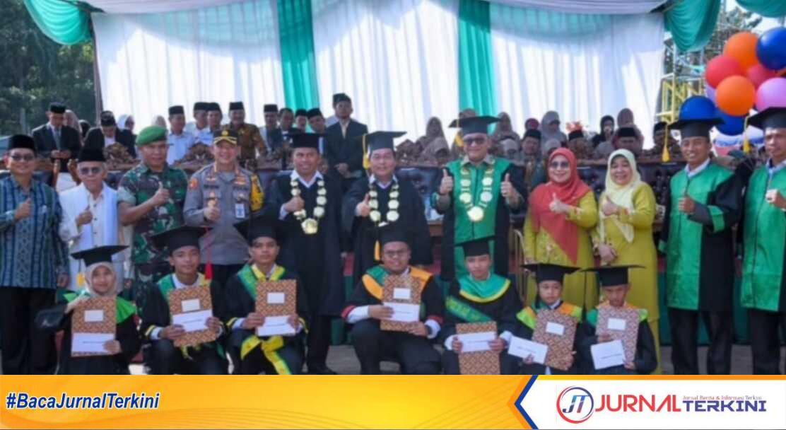 Kementerian Agama (Kemenag) Kota Padang Mewisuda Para Penghafal Al-Qur'an Sebanyak 1.745 Peserta di Ruang Terbuka Hijau (RTH) Imam Bonjol, Selasa (14/1/2025). (JurnalTerkini.id/Amryan)