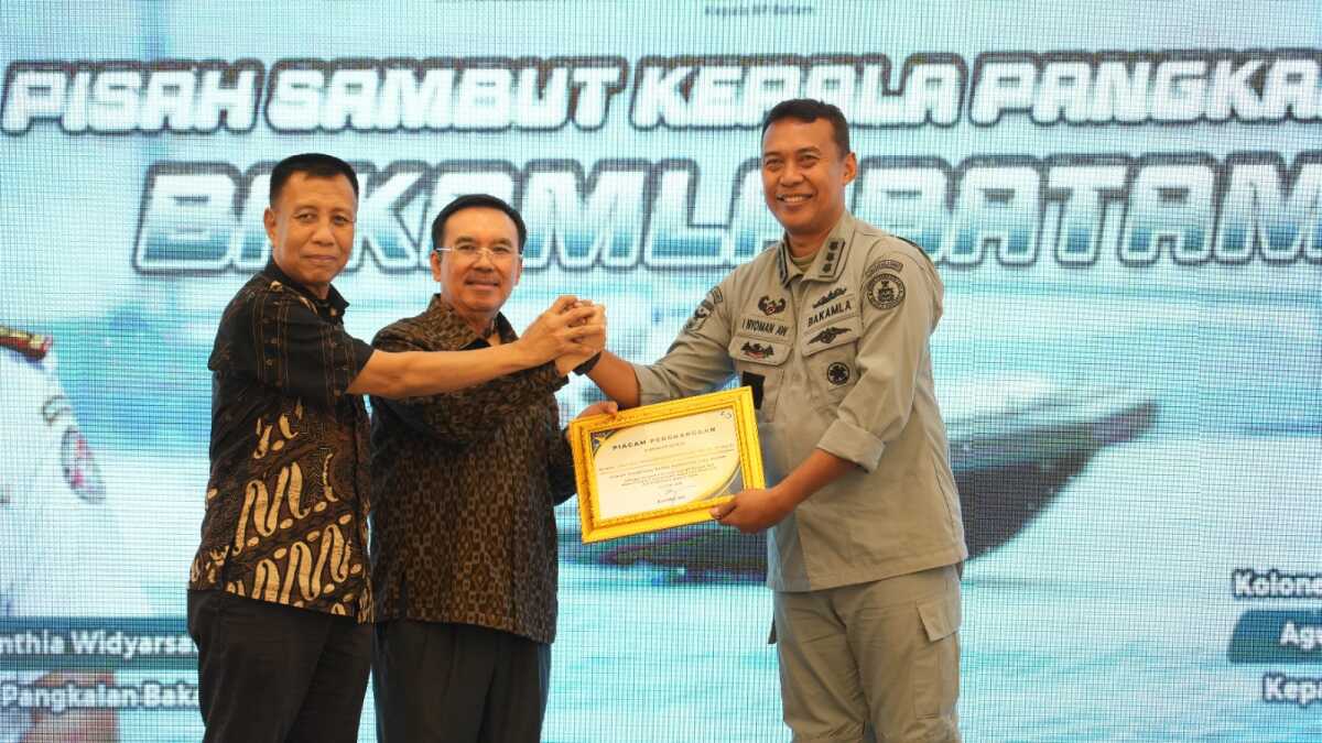 Anggota Bidang Kebijakan Strategis BP Batam, Enoh Suharto Pranoto dan Anggota Bidang Pengusahaan BP Batam, Wan Darussalam menghadiri pisah sambut Kepala Pangkalan Bakamla Batam, Rabu (19/2/2025). (Foto: humasbpbatam)