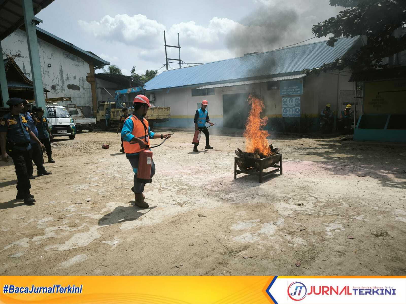 Petugas PLN ULP Tembilahan saat simulasi tanggap darurat kebakaran dalam rangka Bulan k3 Nasional 2025, bertempat di halaman kantor PLN ULP Tembilahan , rabu (12/2/2025)