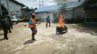 IMG-20250212-WA0017 Petugas PLN ULP Tembilahan saat simulasi tanggap darurat kebakaran dalam rangka Bulan k3 Nasional 2025, bertempat di halaman kantor PLN ULP Tembilahan , rabu (12/2/2025)