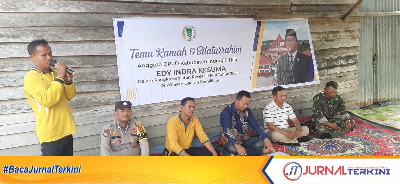 Kepala desa Sialang Panjang menyaksikan reses anggota DPRD kabupaten Indragiri Hilir Edy Indra Kesuma