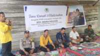 Kepala desa Sialang Panjang menyaksikan reses anggota DPRD kabupaten Indragiri Hilir Edy Indra Kesuma