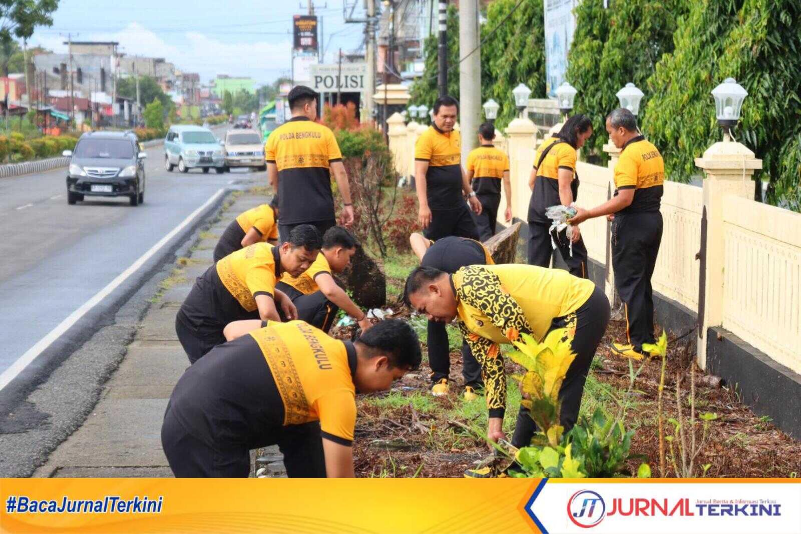 Dalam upaya menciptakan lingkungan kerja yang bersih dan nyaman, jajaran Polres Bengkulu Selatan melaksanakan kegiatan kebersihan di lingkungan Markas Komando (Mako) Polres Bengkulu Selatan