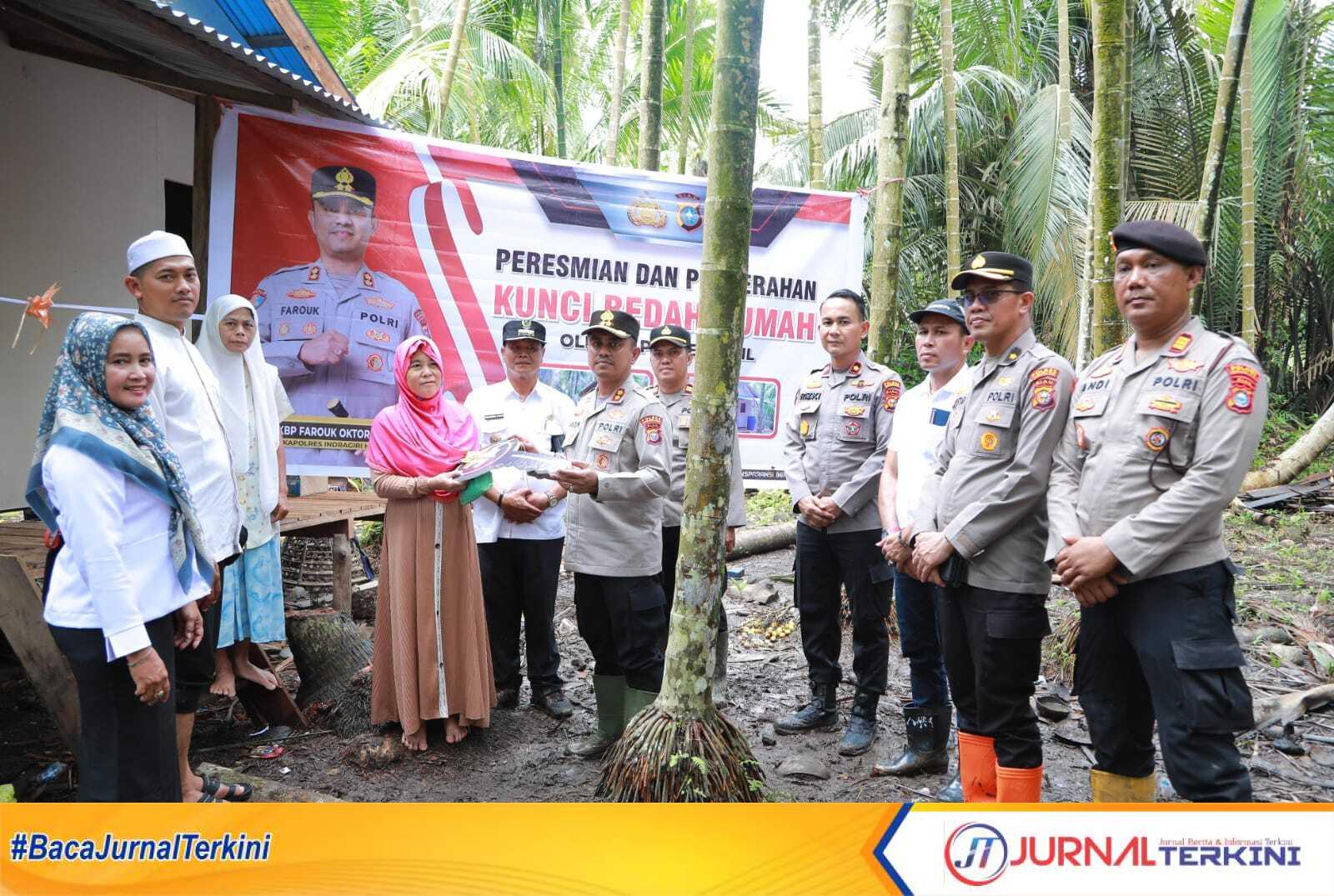 Kapolres Inhil didampingi Wakapolres Inhil saat menyerahkan kunci secara simbolis bantuan bedah rumah Kepada warga kelurahan Sungai Salak (Humas Polres Inhil)