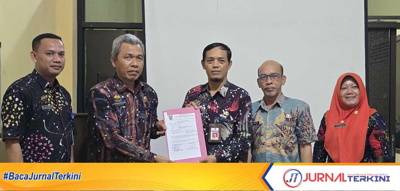 Kabid Informasi dan Komunikasi Publik, Kusnianto serahkan berkas saat Visitasi di Dinas Ketahanan Pangan dan Pertanian Kabupaten Tegal, (Foto: Dinas Kominfo Kabupaten Tegal)
