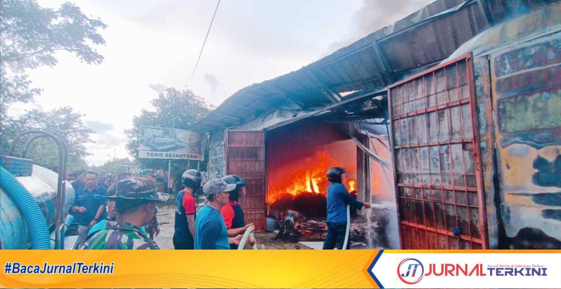 Oplus_131072 Gudang Toko Sejahtera yang berada di jalan H.M.Yasin Kelurahan Pasar Mulya Kecamatan Pasar Manna Kabupaten Bengkulu Selatan terbakar