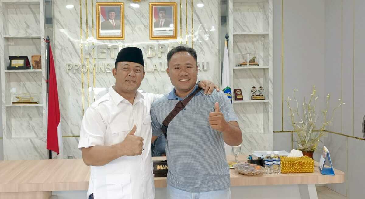 Iman sutiawan dan hmni Ketua DPRD Kepri Iman Sutiawan (kiri) berpose dengan pengurus HMNI Kepri di sela kunjungan silaturahmi di ruang kerjanya, Senin (17/2/2025). (dokumentasi pribadi)