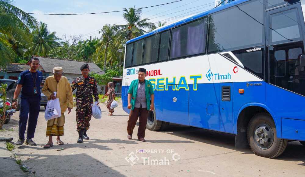 PT Timah bersama PW GP Ansor Babel memberikan pelayanan kesehatan gratis melalui Mobil Sehat dan pembagian sembako di wilayah pesisir Kabupaten Bangka tepatnya di Masjid Al-Inayah Nelayan 2, Kecamatan Sungailiat pada Kamis (13/2/2025). (Timah)
