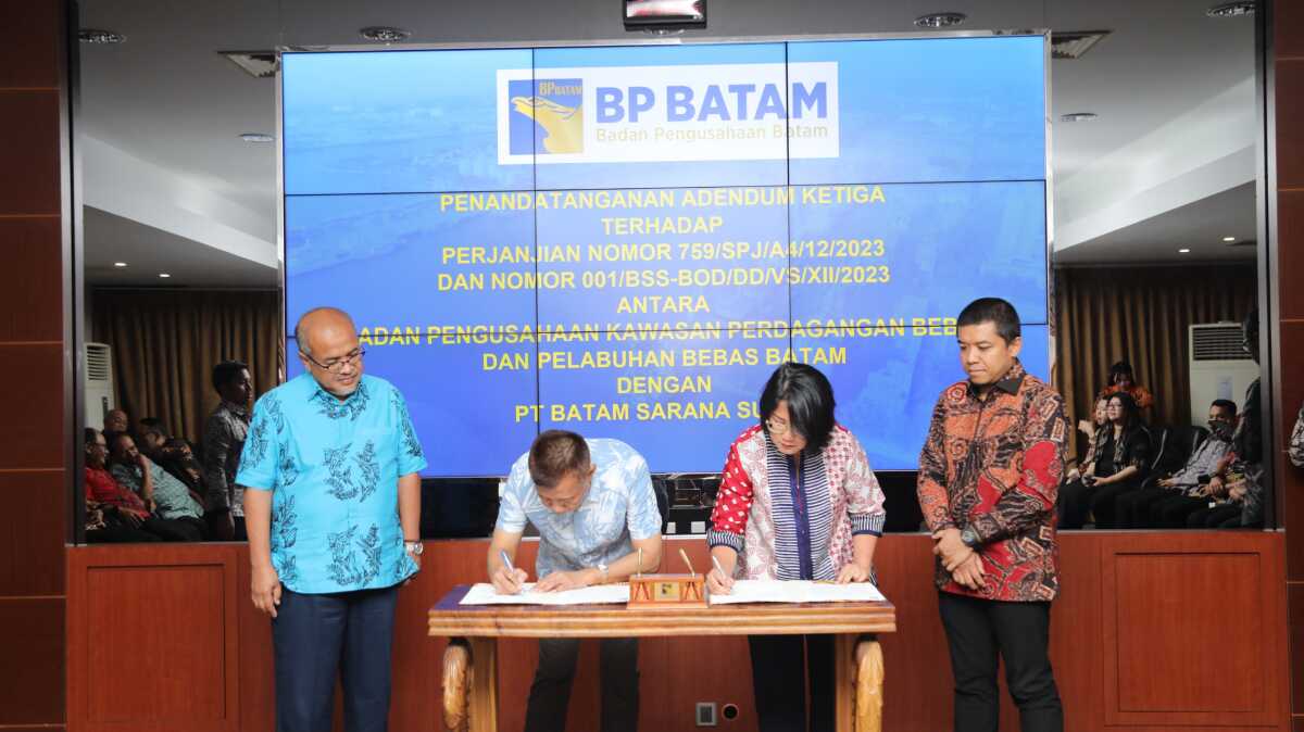 PLTS terapung dam Duriangkang Badan Pengusahaan Batam (BP Batam) dan PT Batam Sarana Surya perkuat Perjanjian Kerja Sama Pembangkit Listrik Tenaga Surya (PLTS) Terapung Dam Duriangkang lewat penandatanganan Adendum Ketiga pada Rabu (5/2/2025) di Marketing Centre. (foto: humasbpbatam)